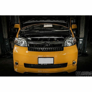 Barra De Torretas Superior Delantera Ultra Racing (2819) Para Toyota Porte (AP10) 1.5 2WD 04-12