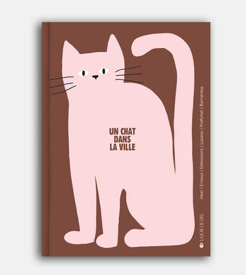 Un chat dans la ville